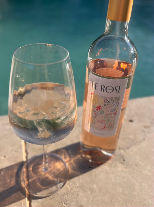 Roséwein und Glas am Pool 