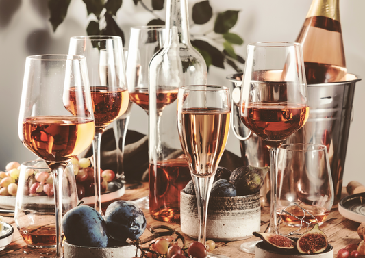 Verschiedene Roséweine im Glas
